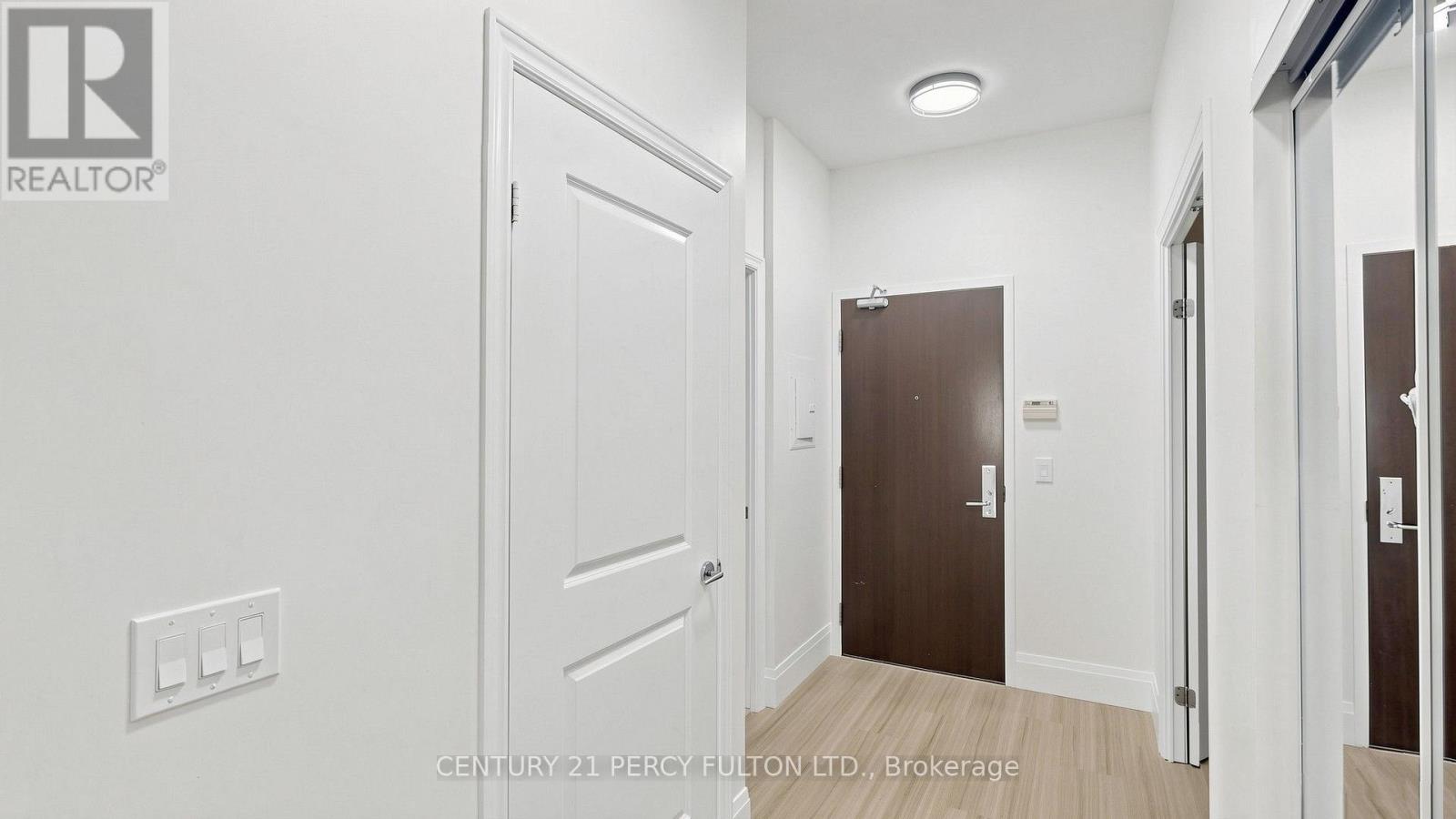 #102 57 UPPER DUKE CRESCENT - Image 32
