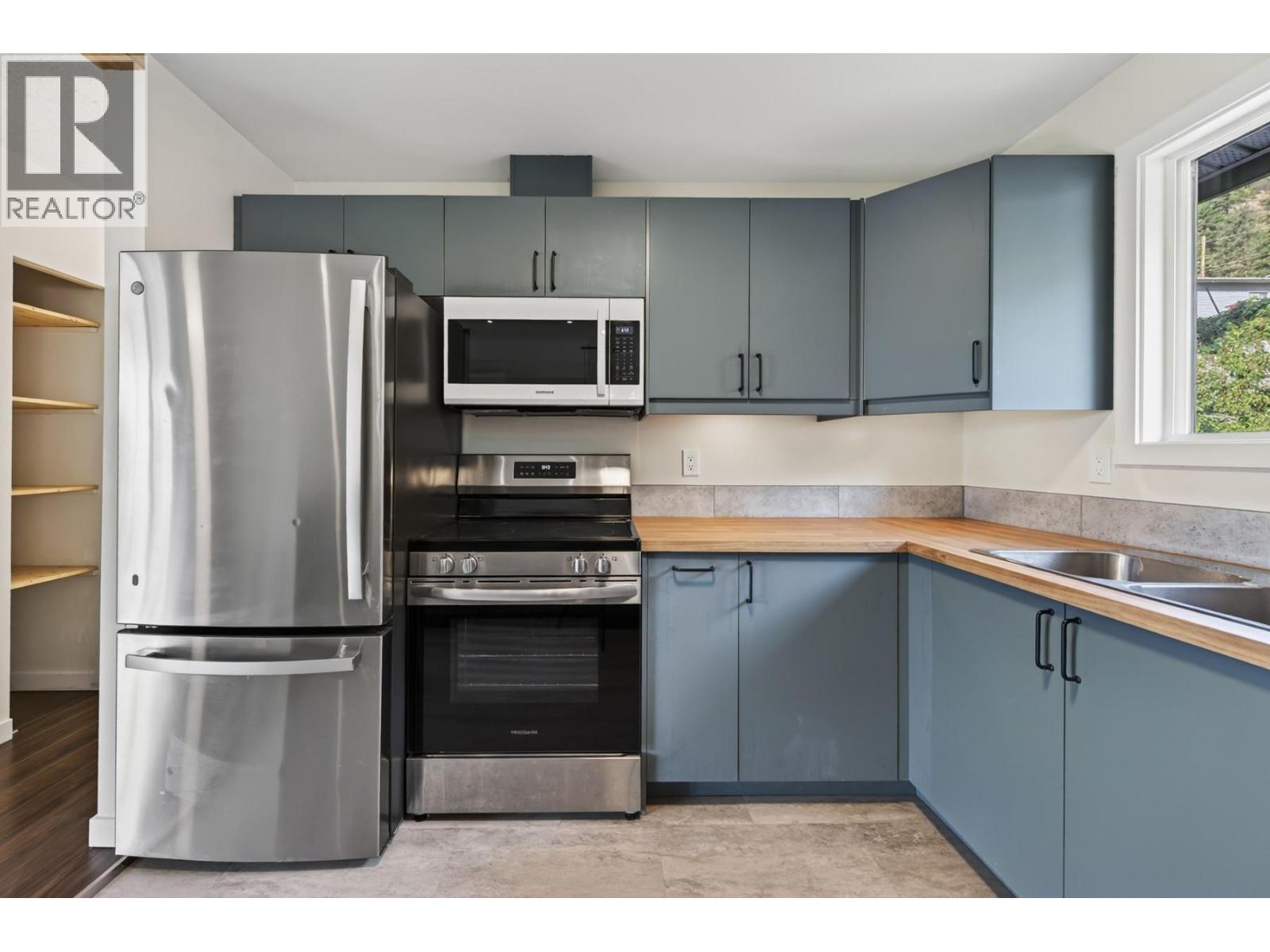 677 Columbia Street - 8