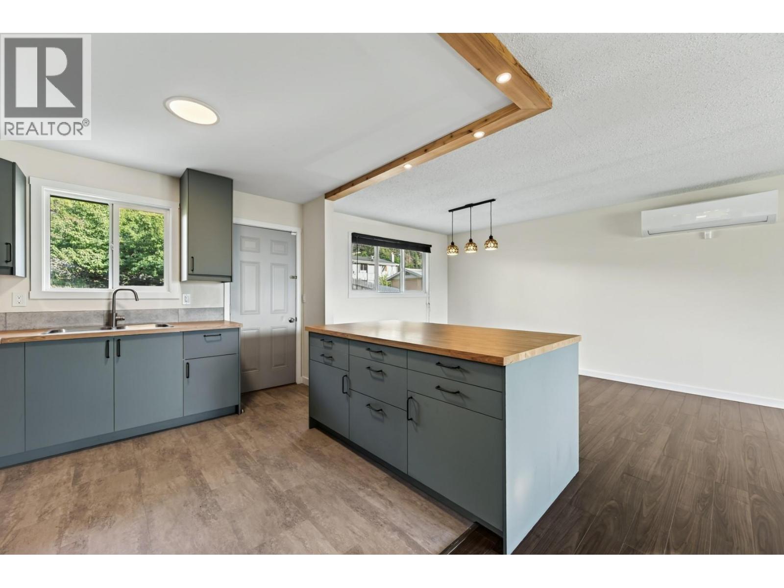 677 Columbia Street - 12