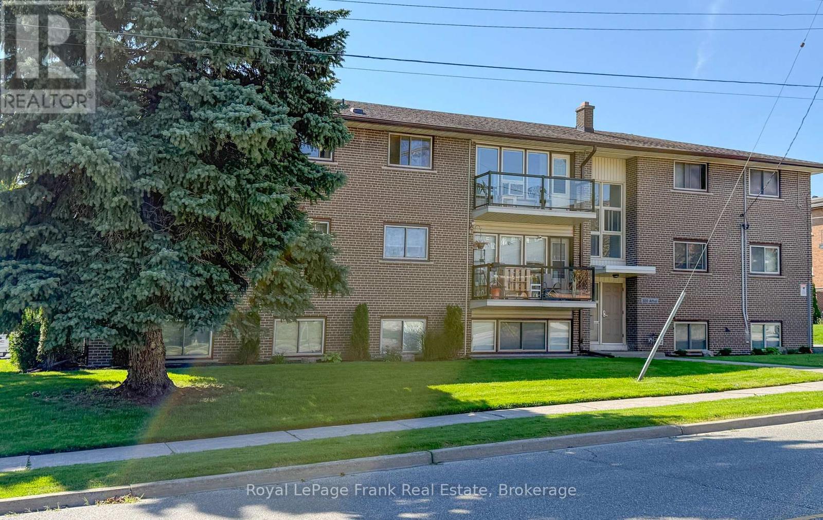 300 ATHOL STREET, Whitby (Downtown Whitby) — photo 2