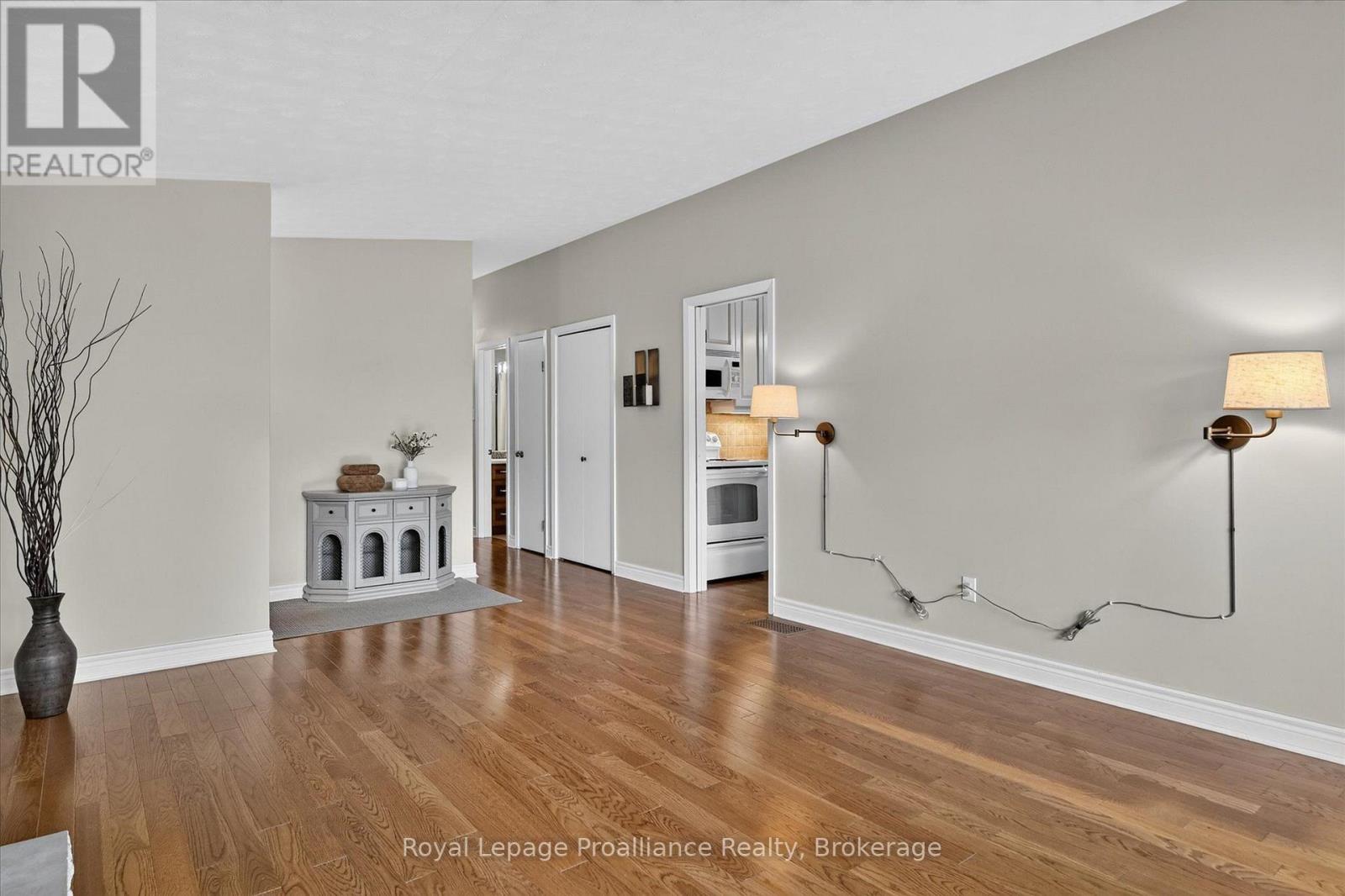 1296 HUDSON STREET, Peterborough (Northcrest Ward 5) — photo 8