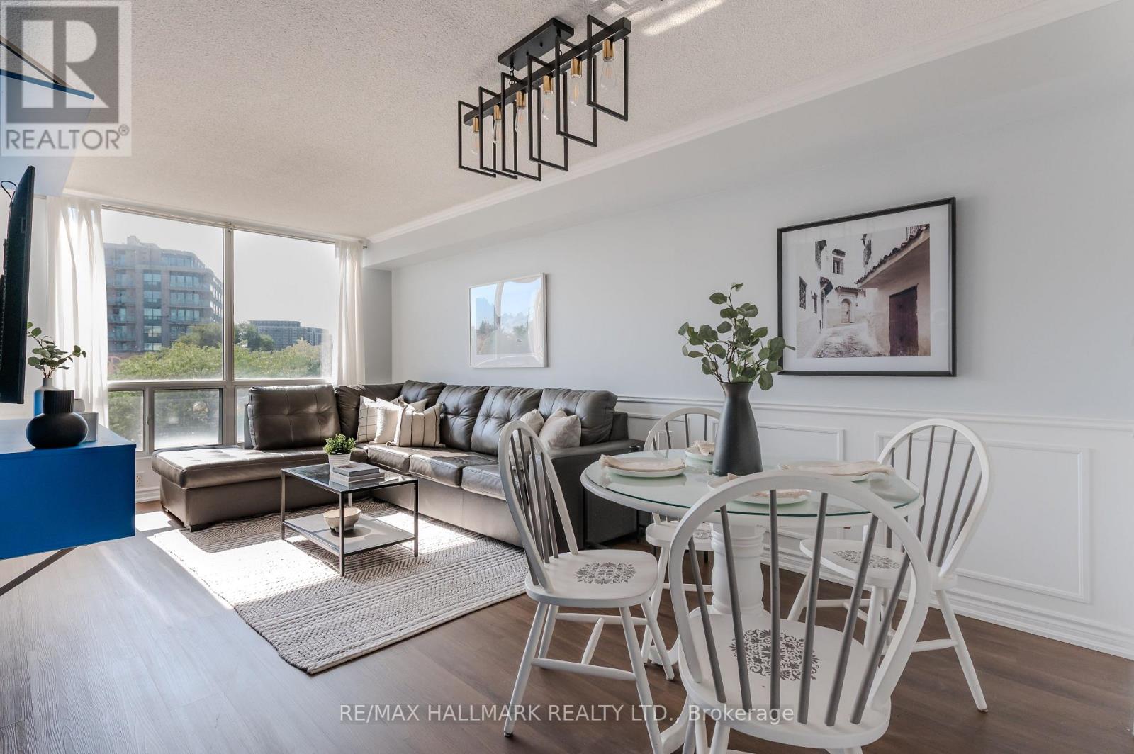 Photo of 906 Sheppard Avenue