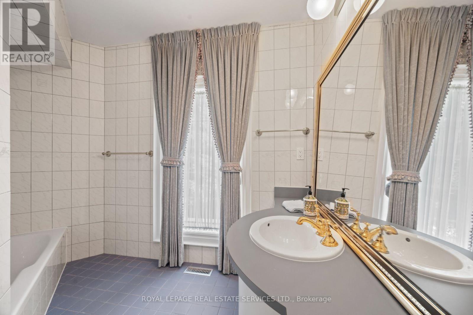 7 THE GREEN PINES - Image 30