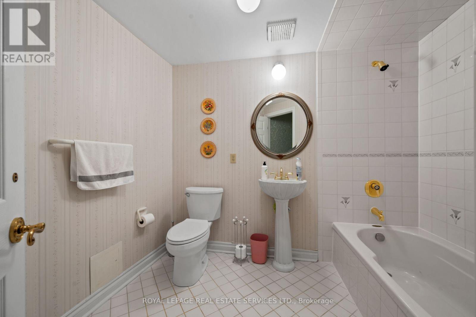 7 THE GREEN PINES - Image 43