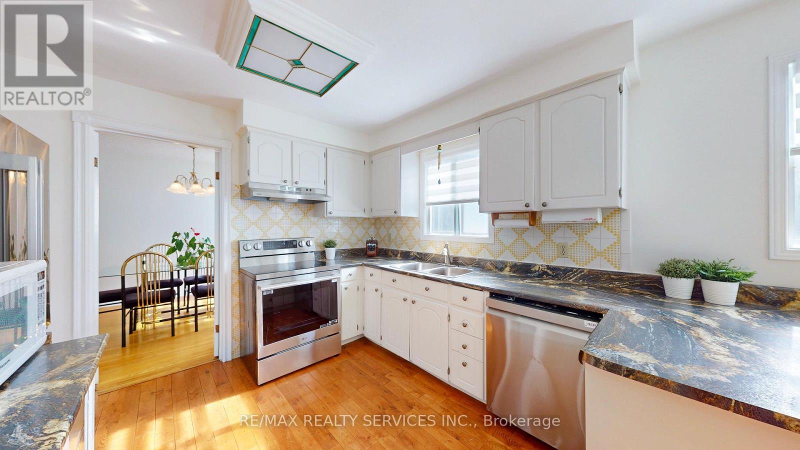 25 MALCOLM CRESCENT - 19