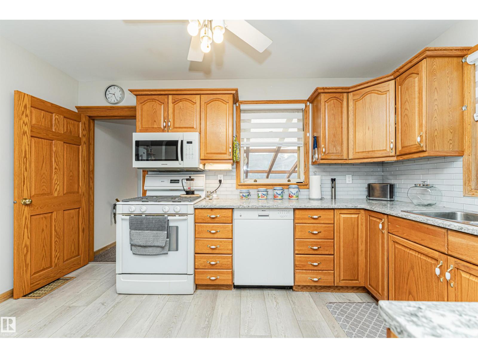 10807 136 ST NW - 18