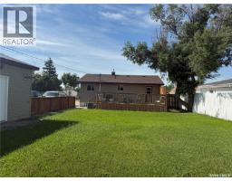 Laundry room - 12 6th Street Crescent W, Kindersley, SK S0L1S0 Photo 8