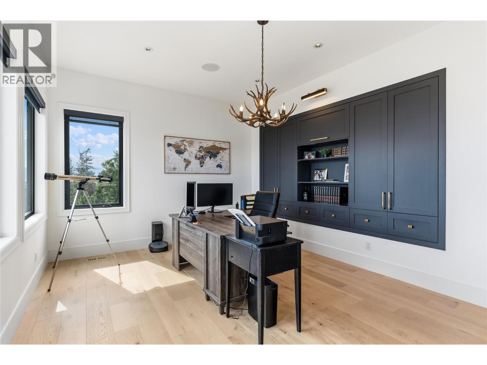  902 Lloyd Jones Drive, West Kelowna