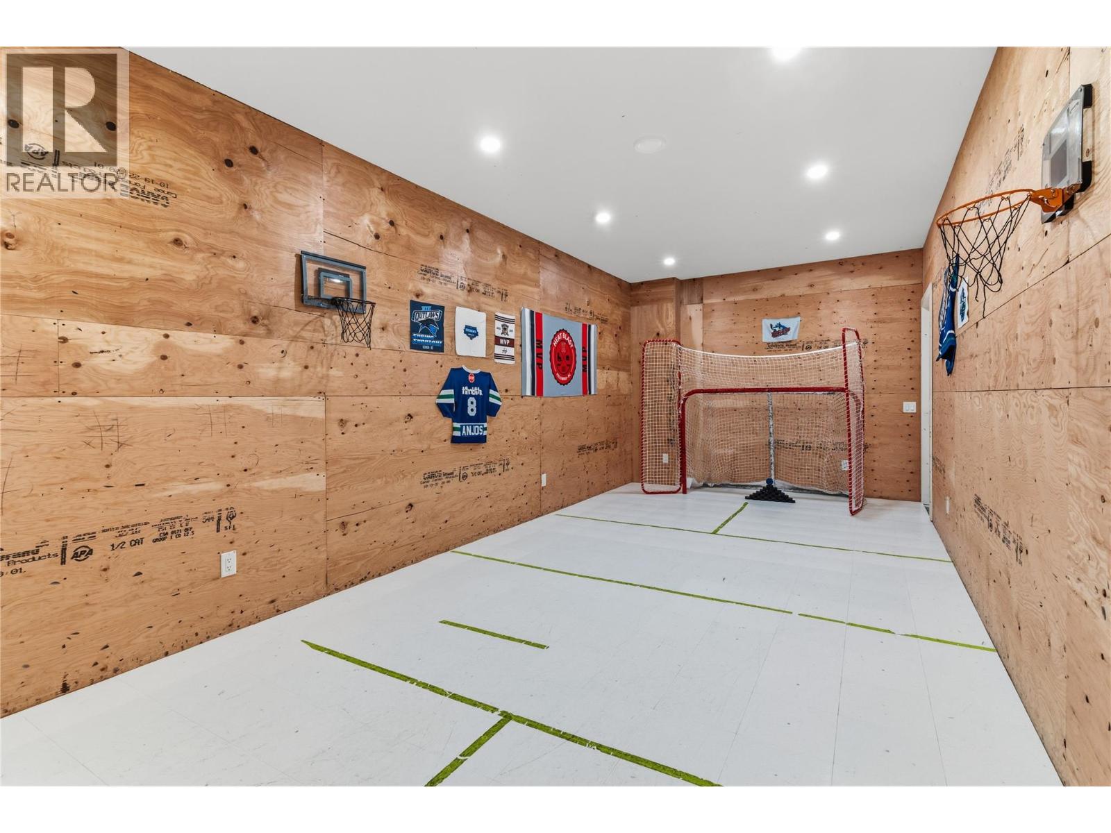  902 Lloyd Jones Drive, West Kelowna