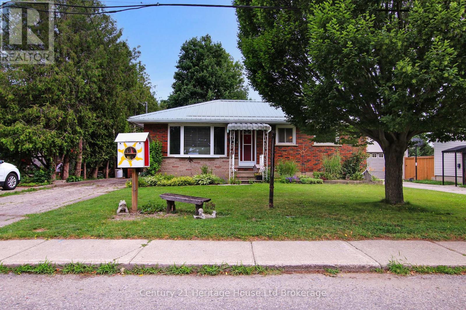 683 COLLEGE AVENUE, Woodstock (Woodstock - South) — photo 2