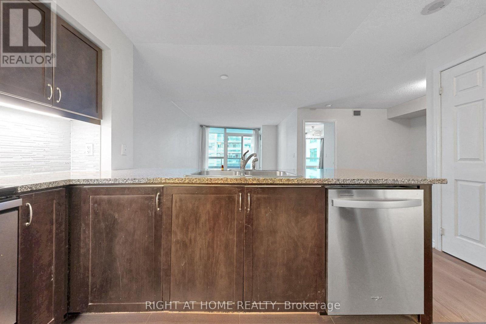 #712 19 GRAND TRUNK CRESCENT - Image 11