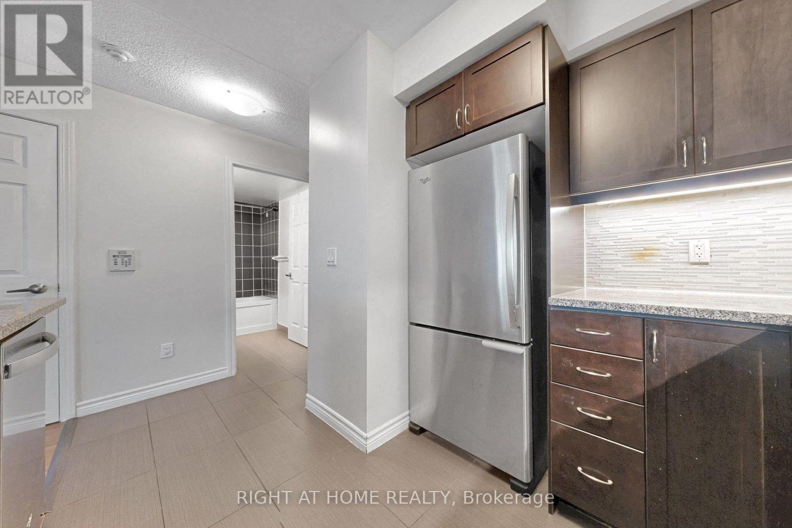 #712 19 GRAND TRUNK CRESCENT - Image 12