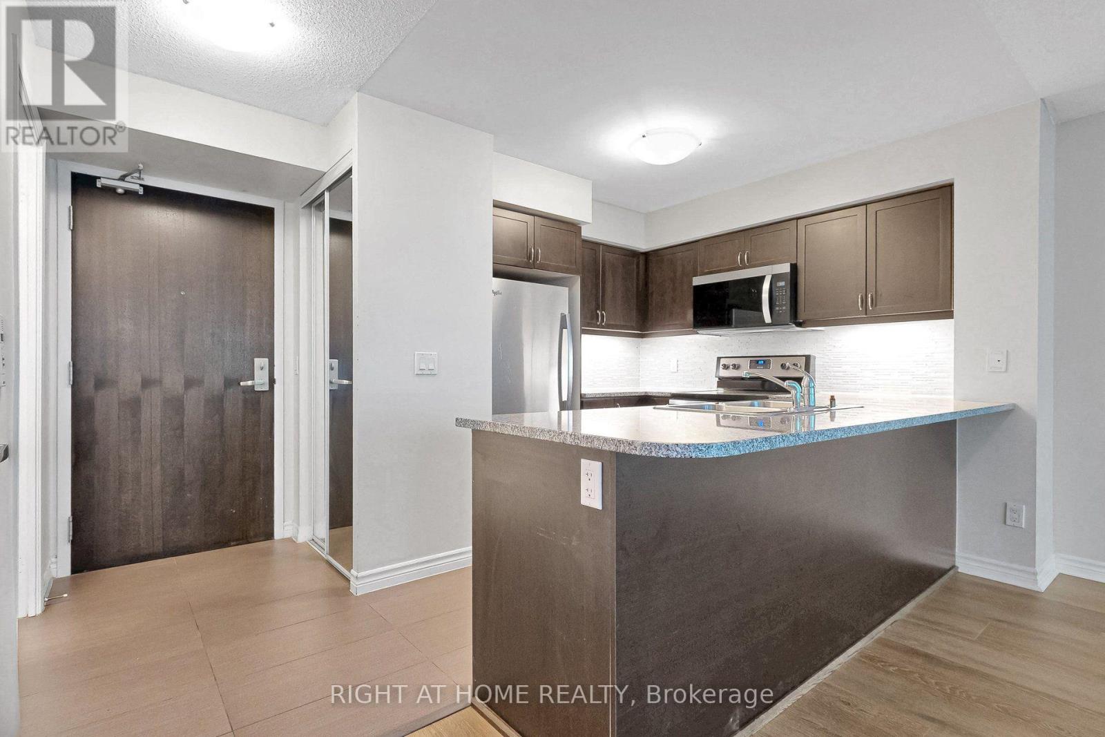 #712 19 GRAND TRUNK CRESCENT - Image 13