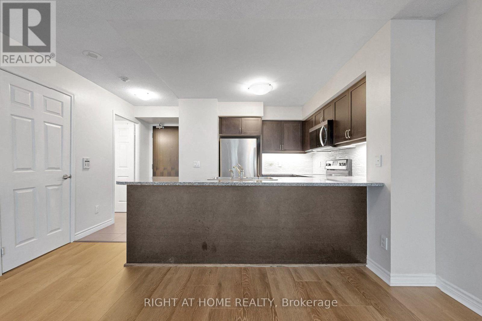 #712 19 GRAND TRUNK CRESCENT - Image 14