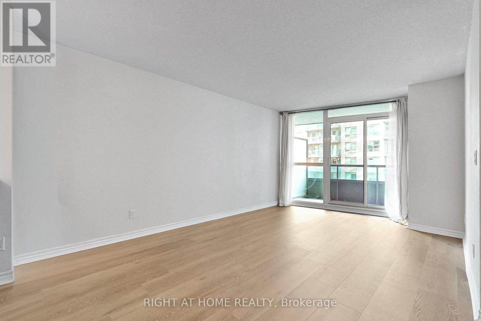#712 19 GRAND TRUNK CRESCENT - Image 16