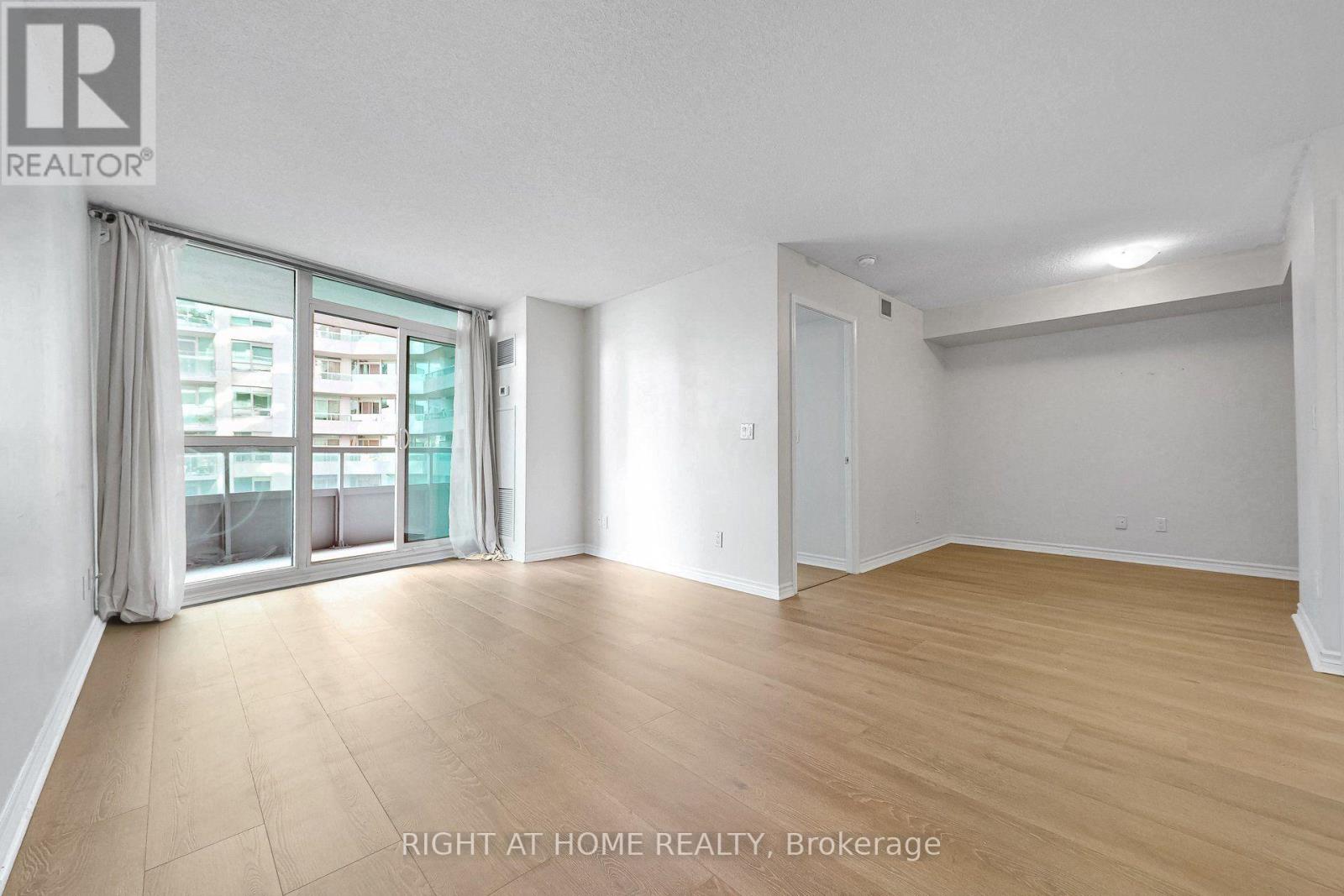 #712 19 GRAND TRUNK CRESCENT - Image 17