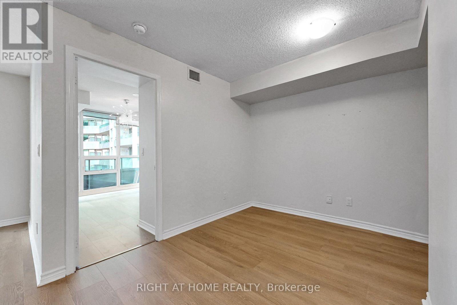 #712 19 GRAND TRUNK CRESCENT - Image 21