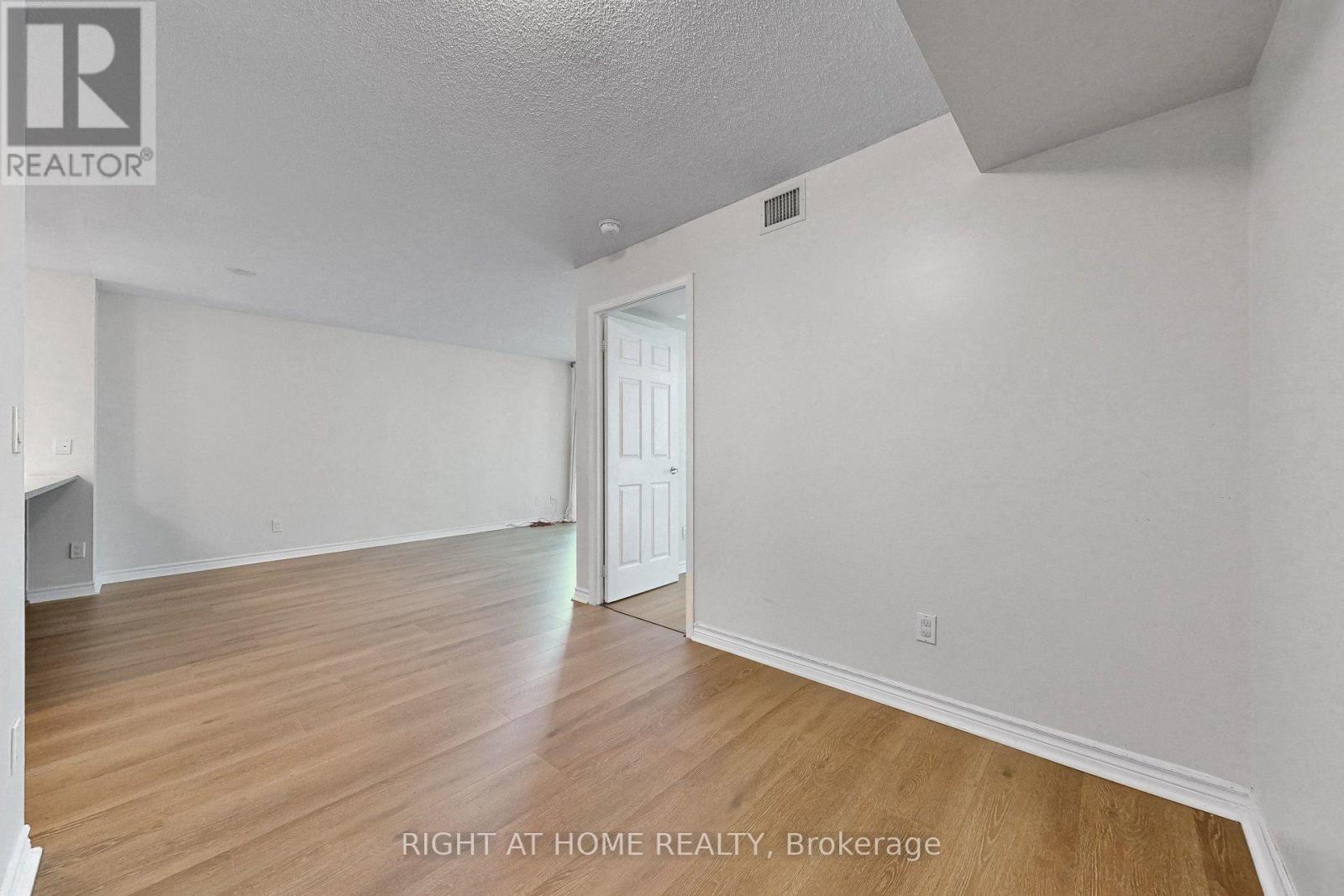 #712 19 GRAND TRUNK CRESCENT - Image 23