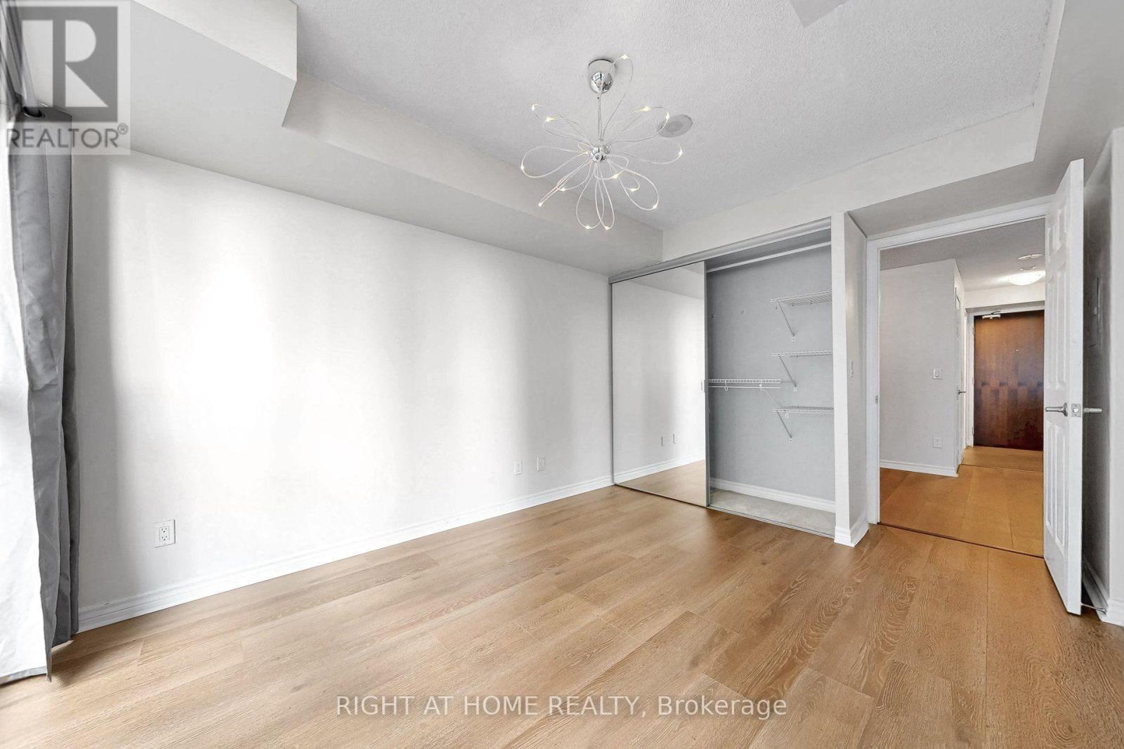 #712 19 GRAND TRUNK CRESCENT - Image 26