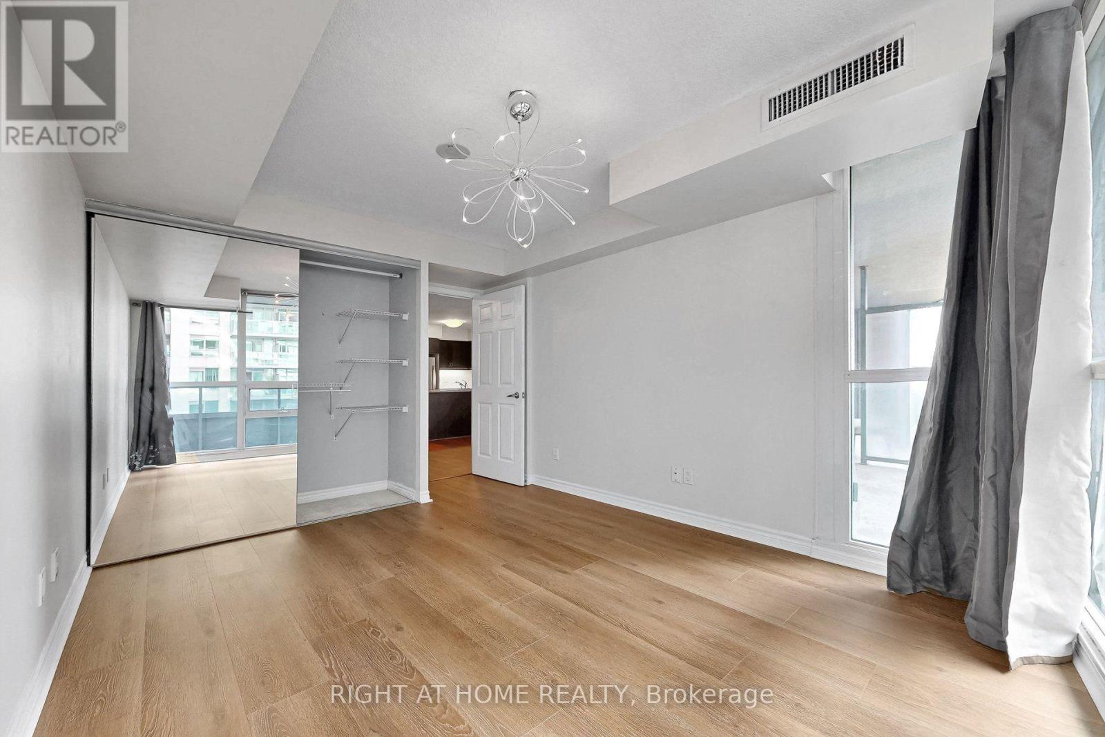 #712 19 GRAND TRUNK CRESCENT - Image 27