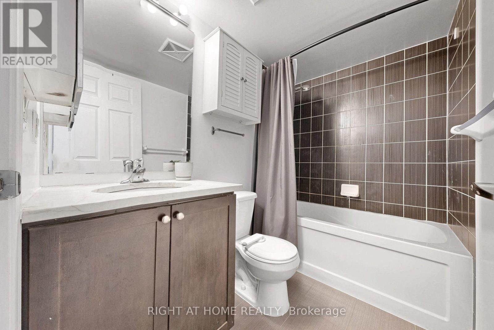 #712 19 GRAND TRUNK CRESCENT - Image 28