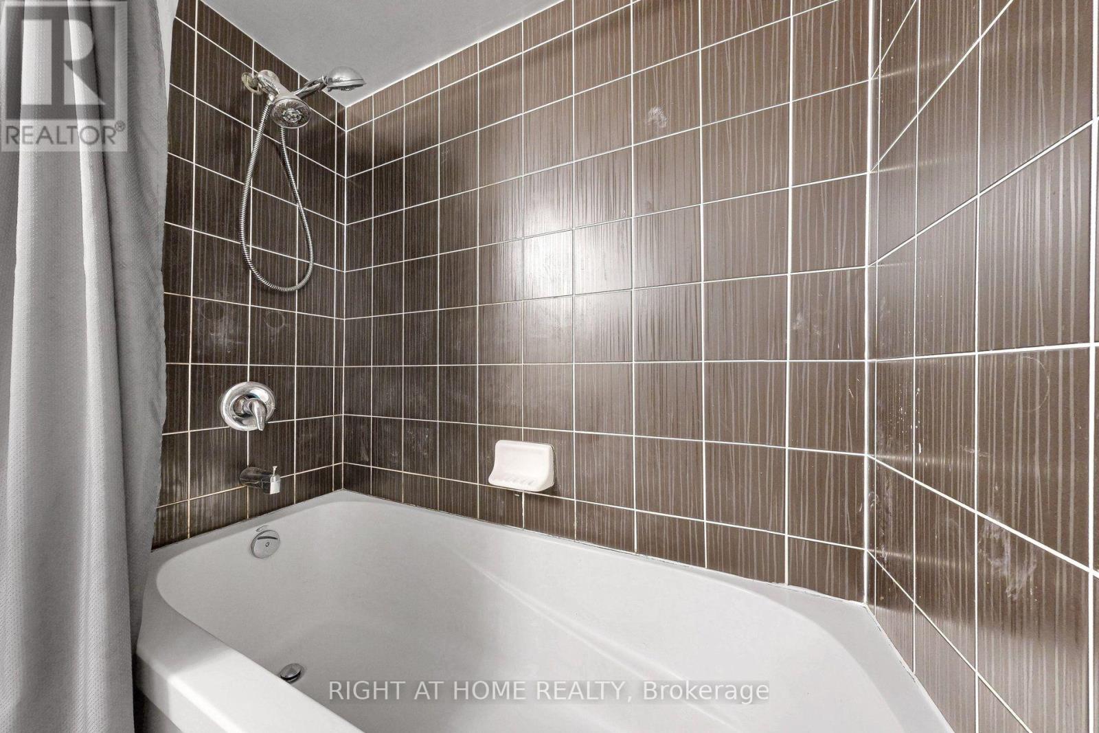 #712 19 GRAND TRUNK CRESCENT - Image 29