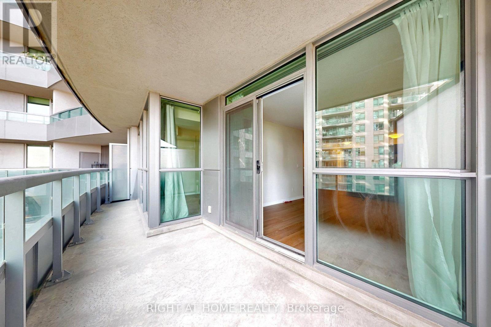 #712 19 GRAND TRUNK CRESCENT - Image 31