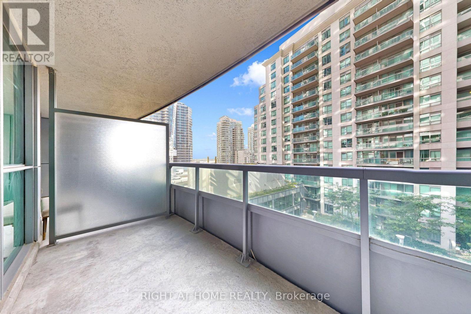 #712 19 GRAND TRUNK CRESCENT - Image 32