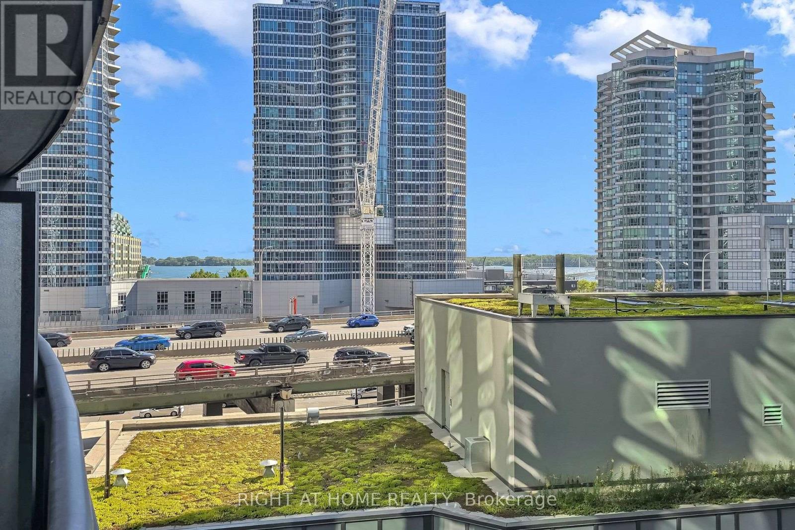 #712 19 GRAND TRUNK CRESCENT - Image 33