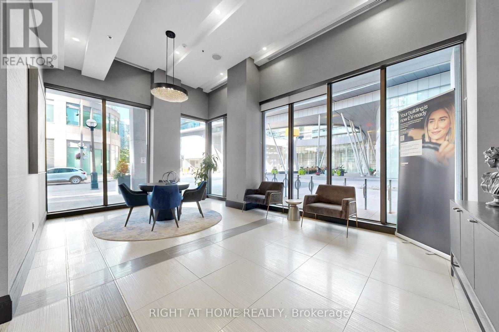 #712 19 GRAND TRUNK CRESCENT - Image 5