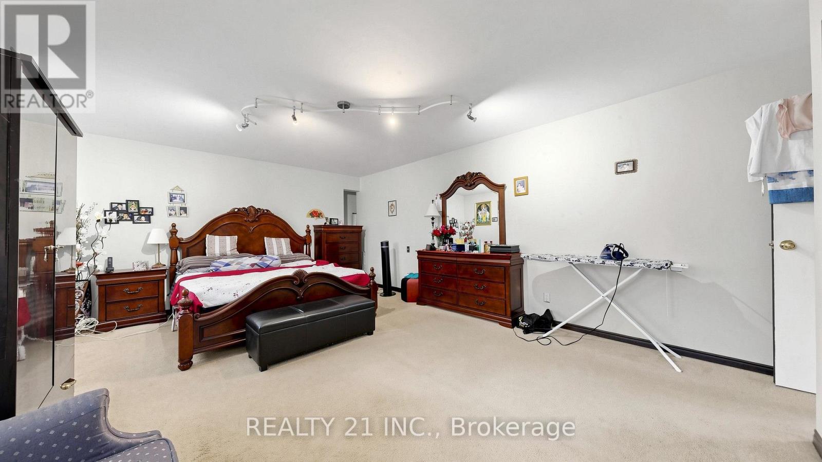 48 MEGAN AVENUE - 24