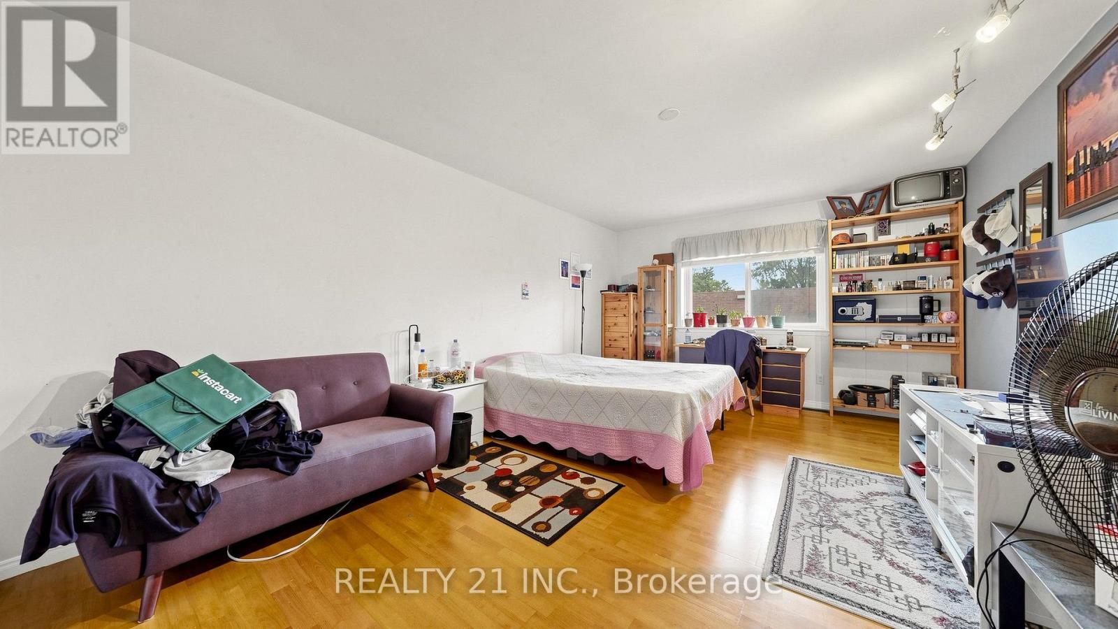 48 MEGAN AVENUE - 25