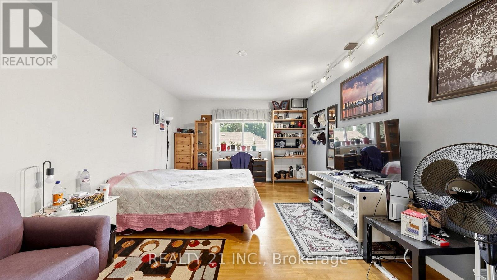 48 MEGAN AVENUE - 26