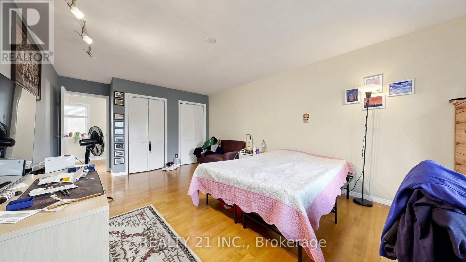 48 MEGAN AVENUE - 27