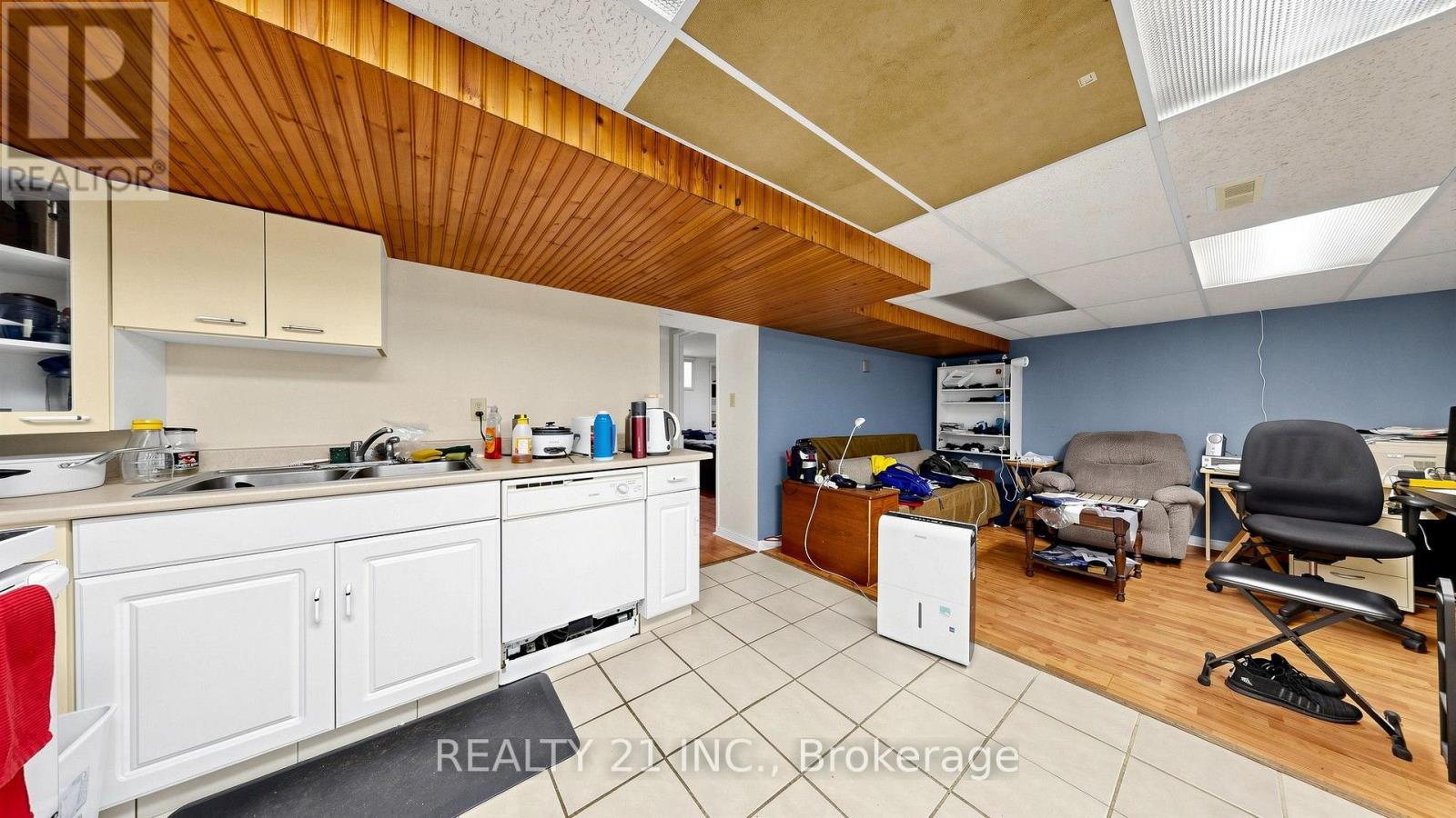 48 MEGAN AVENUE - 34