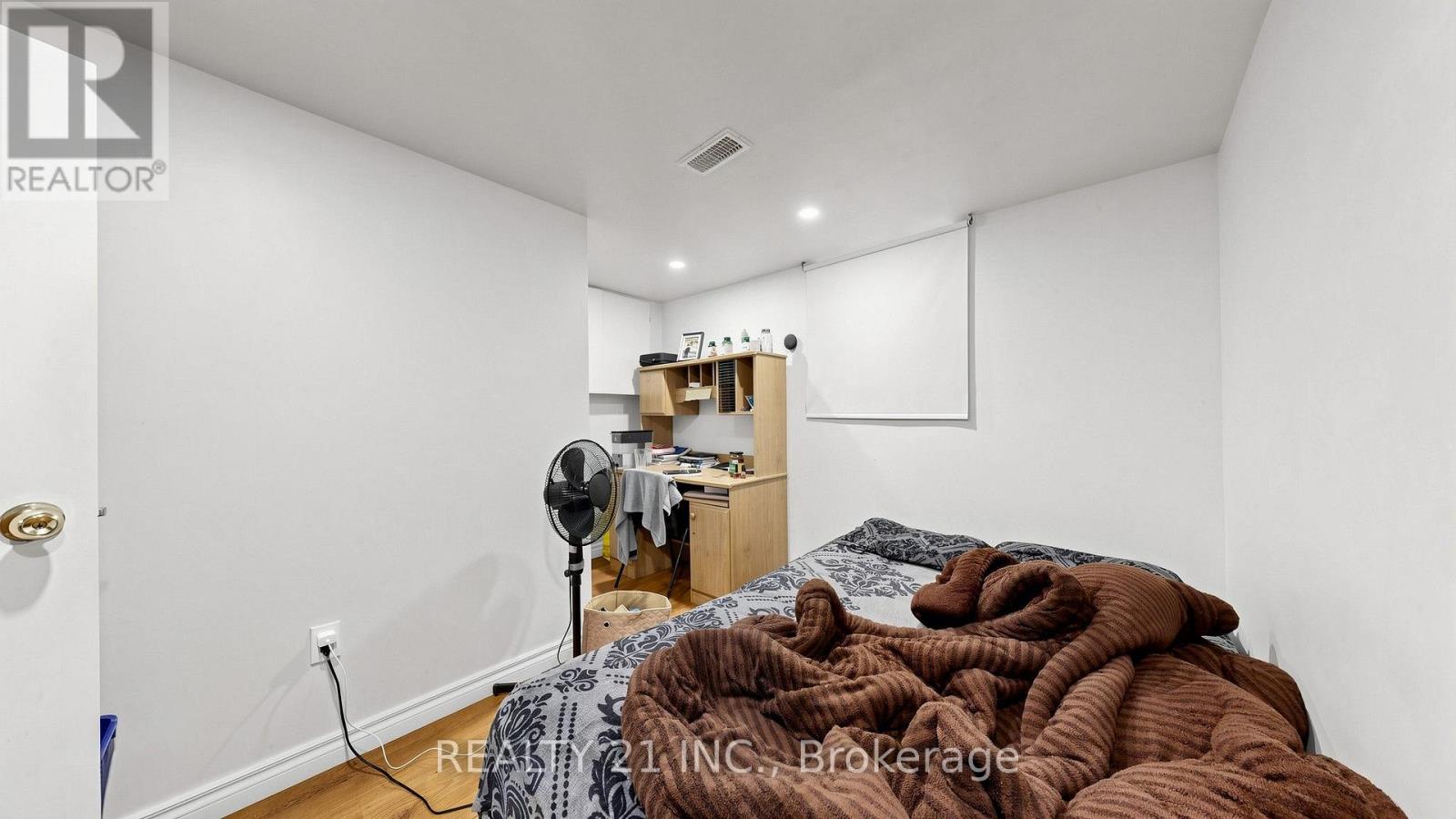 48 MEGAN AVENUE - 39