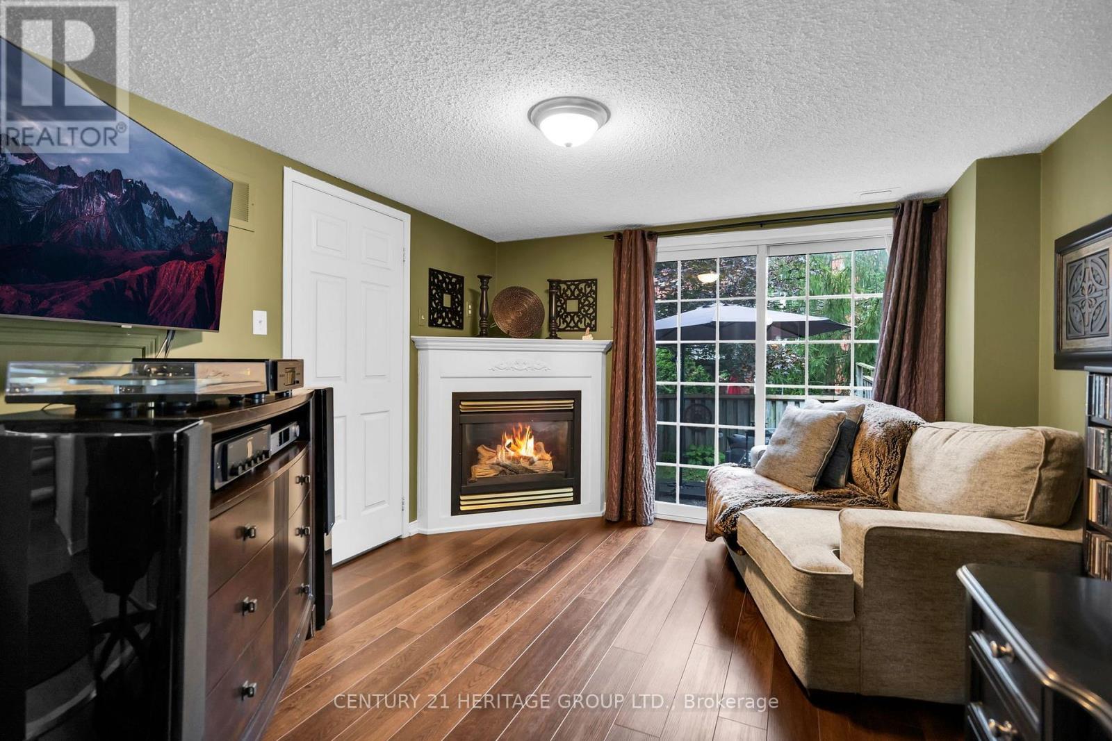 83 MOSAICS AVENUE - Image 32