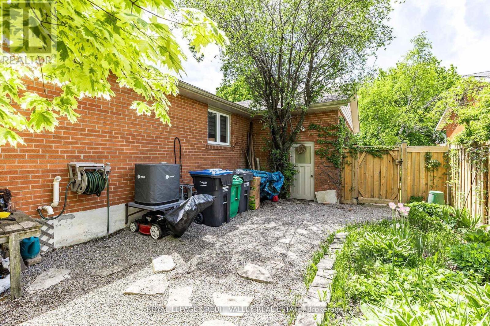 24 LADORE DRIVE - 31