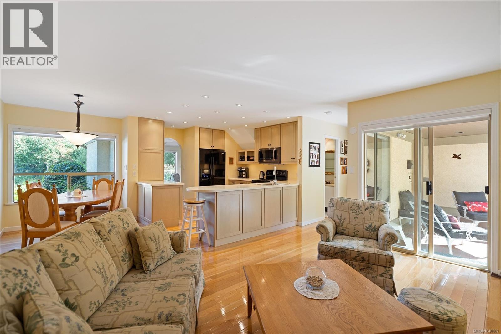 #3 4701 Lochside Dr - 12
