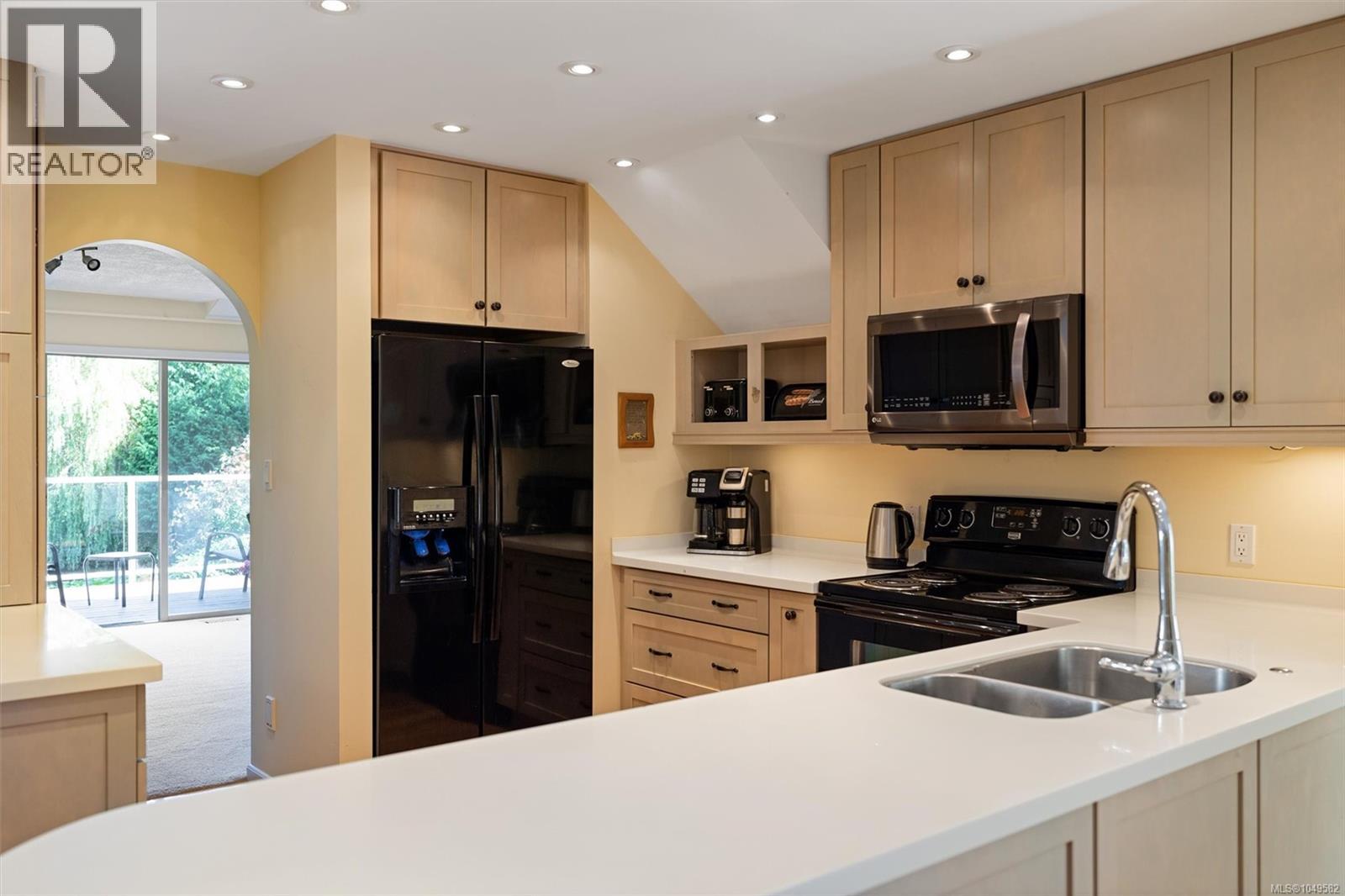3 4701 Lochside Drive, Saanich