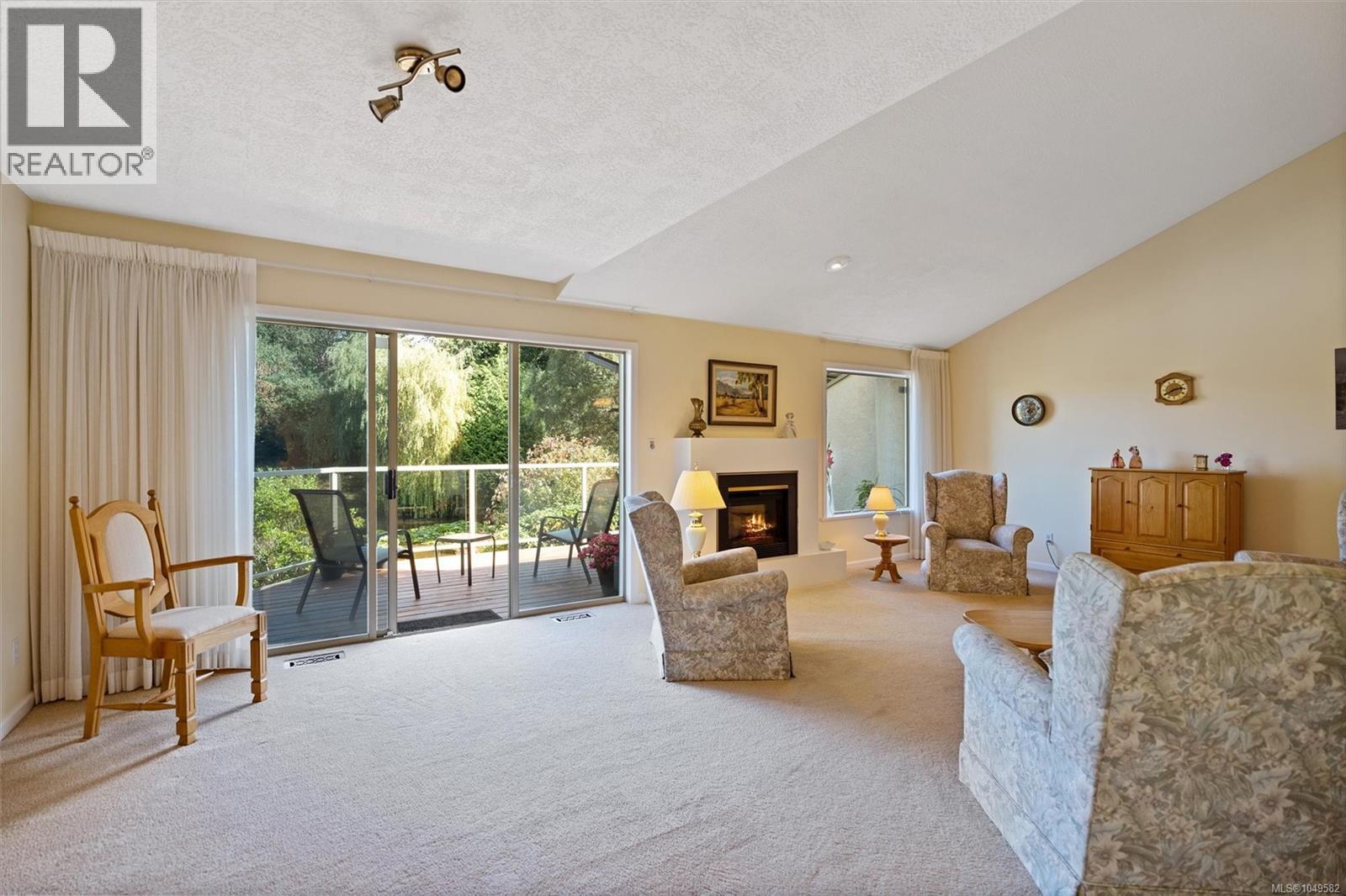 #3 4701 Lochside Dr - 23