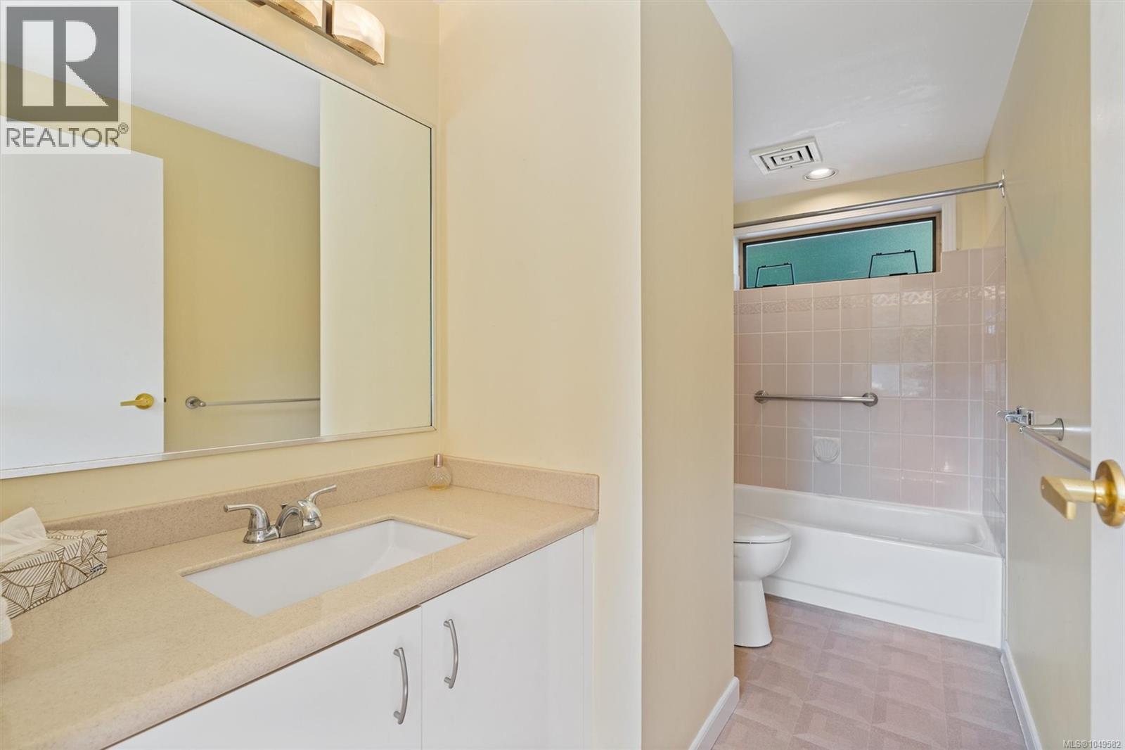 3 4701 Lochside Drive, Saanich