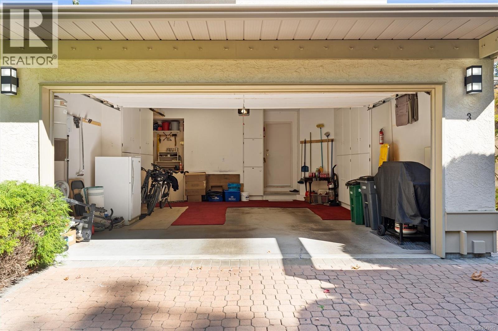 #3 4701 Lochside Dr - 45