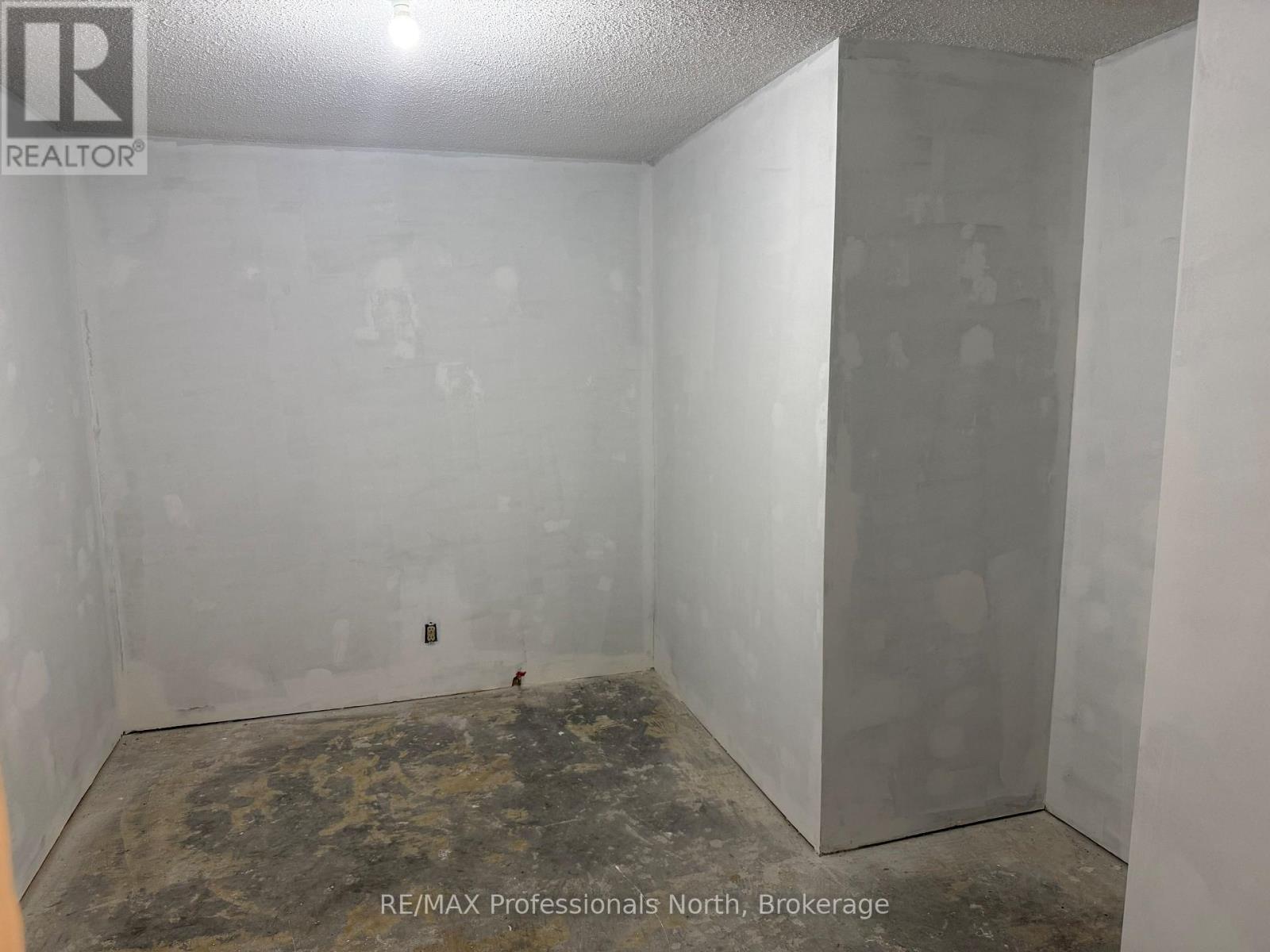 37 SPRUCE DRIVE S - 31