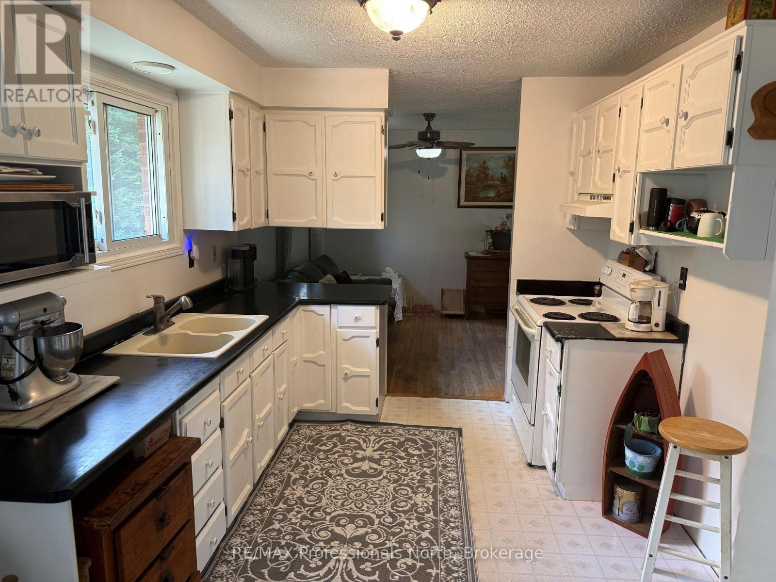 37 SPRUCE DRIVE S - 14