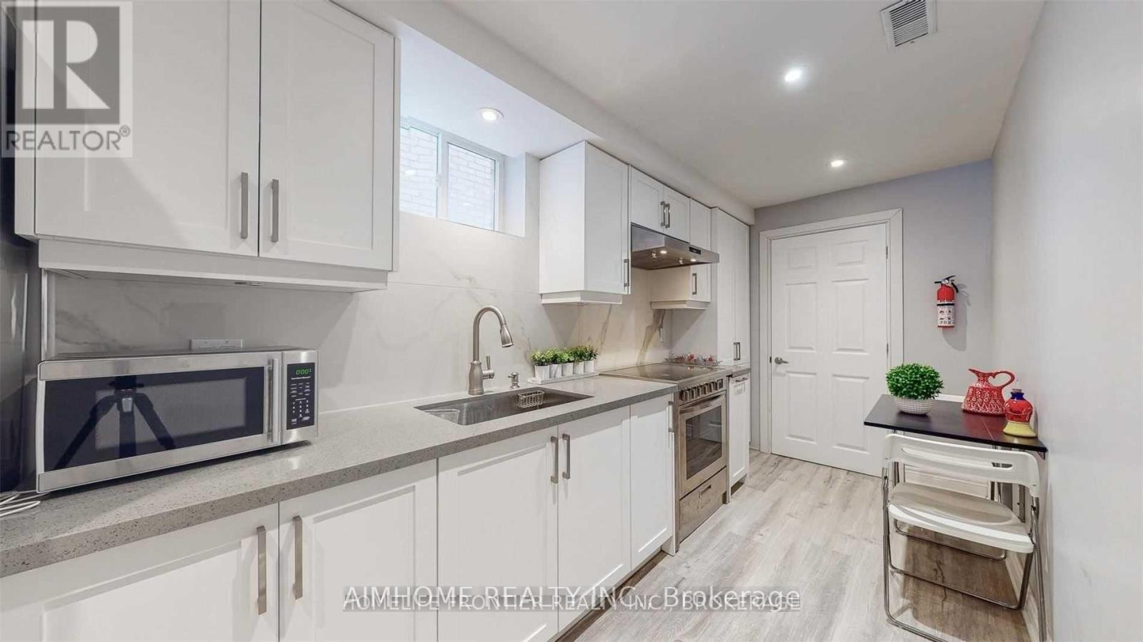 WALK OUT BSMT - 10 PORTSMOUTH ROAD, Vaughan (Vellore Village) — photo 5