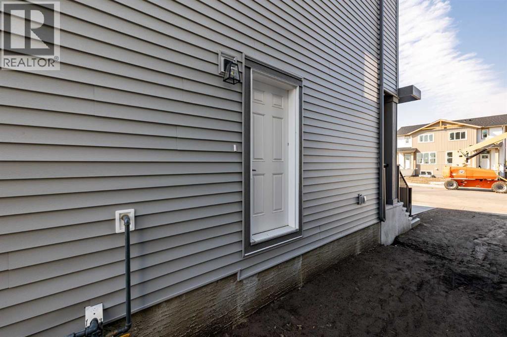 978 Edgefield Avenue, Strathmore — photo 2