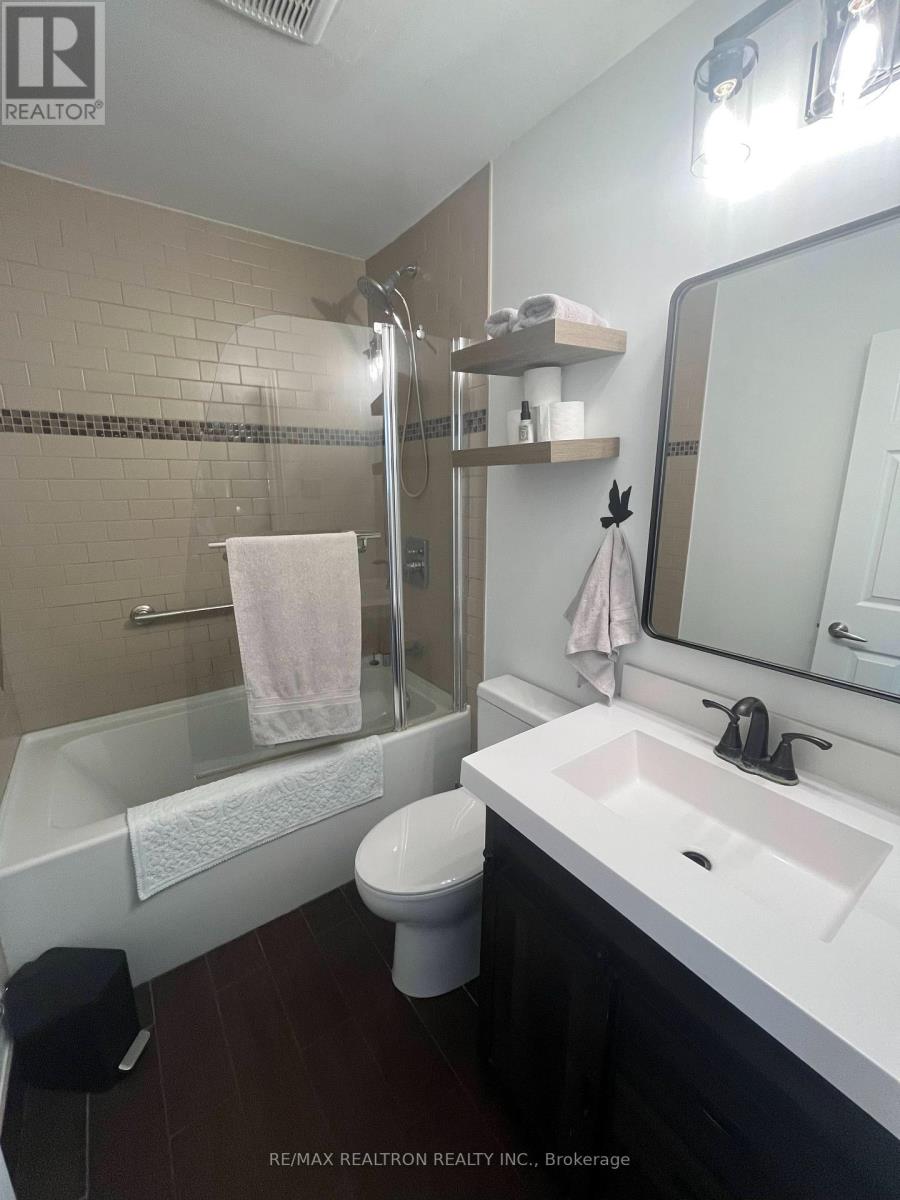 MAIN FLOOR - 241 WESTBURY AVENUE, Loyalist (Bath) — photo 9