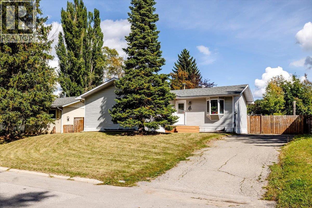 4 Ridgemont Avenue, Fernie, British Columbia, V0B1M2, Fernie, British Columbia — photo 1 of 5