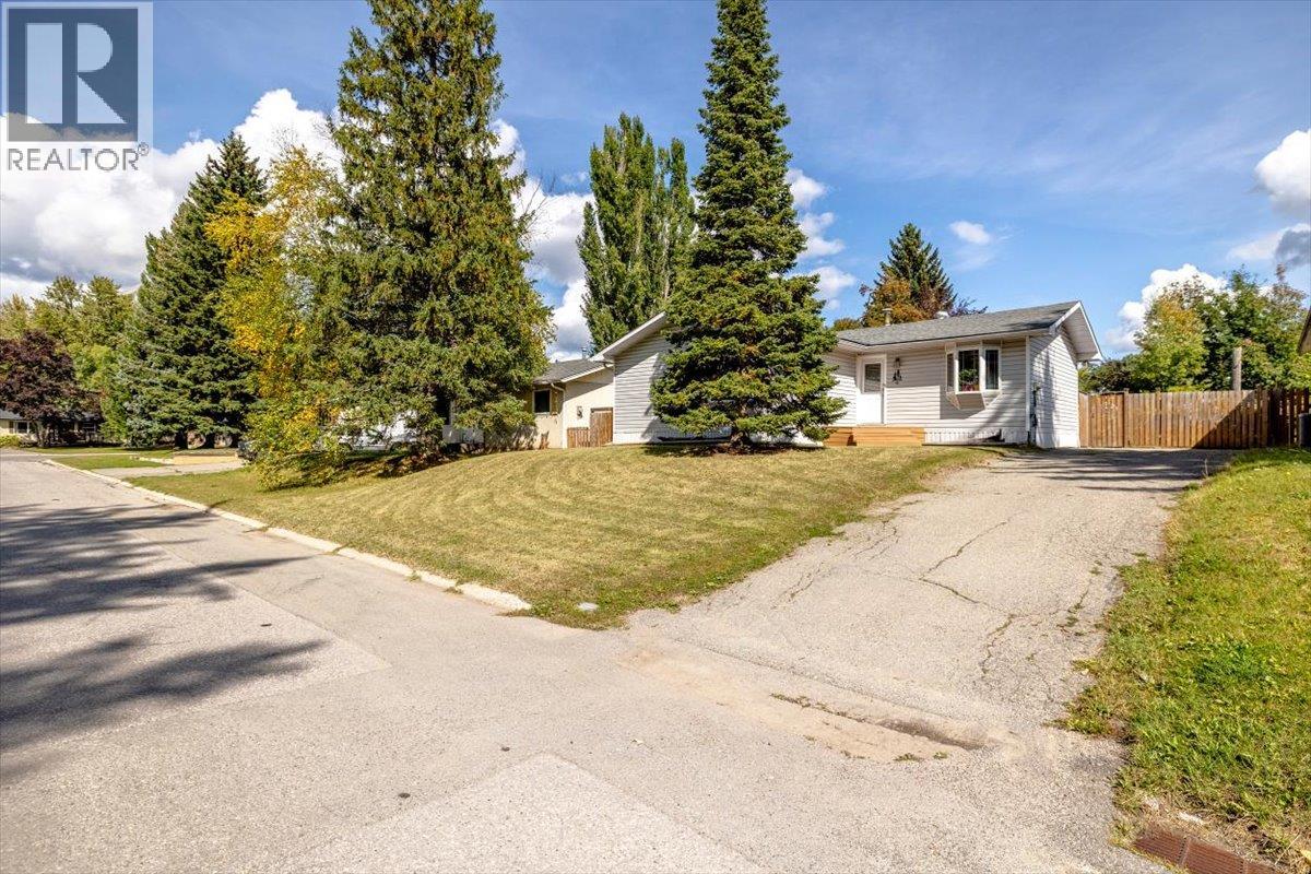 4 Ridgemont Avenue, Fernie, British Columbia, V0B1M2, Fernie, British Columbia — photo 4 of 5